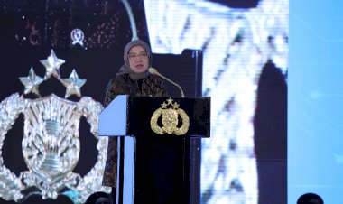 Menteri-Rini-Sampaikan-Apresiasi-Divisi-Humas-Polri-Atas-Penghargaan-Zona-Integritas