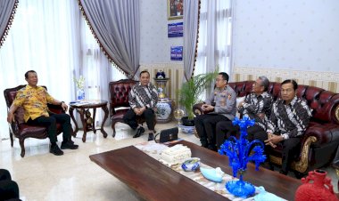 Anjangsana-HUT-Bhayangkara-ke-79,-Tim-Polri-Sambangi-Kediaman-Jenderal-(Purn)-Sutarman