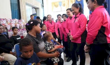 Kunjungi-Raja-Ampat,-Ketum-Bhayangkari-Ny.-Juliati-Sigit-Prabowo-Salurkan-Sembako-hingga-Gelar-Khitanan-Massal