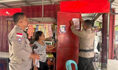 Satbinmas-Polresta-Kupang-Kota-Dialog-Bersama-Pedagang-Kaki-Lima,-Sosialisasikan-Layanan-Pengaduan-Polri-110-dan-No-HP-Kapolsek-Jajaran-Wilkum-Polresta-Kupang-Kota