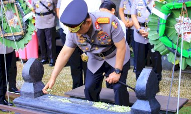 Peringati-Hari-Bhayangkara-ke-79,-Kapolri-Ziarah-ke-Makam-Jenderal-Hoegeng:-Teladani-Integritas-dan-Pengabdian