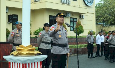 Momen-Haru-dan-Penuh-Makna,-Apel-Terakhir-Kombes-Aldinan-Manurung-Digelar-Dibawah-Guyuran-Hujan.