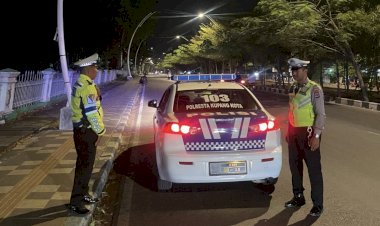 Satlantas-Polresta-Kupang-Kota-Gelar-Patroli-Lampu-Biru,-Antisipasi-Balapan-Liar-dan-Pelanggaran-Lalu-Lintas-di-Malam-Hari.