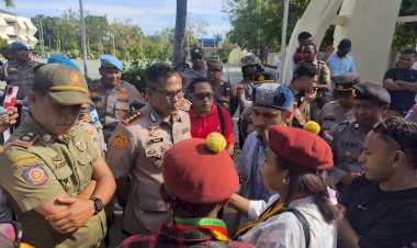 Hari-Pertama-Setelah-Serah-Terima,-Kapolresta-Kupang-Kota-Langsung-Pimpin-Pengamanan-Aksi-Unjuk-Rasa.
