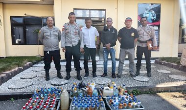 PT.-Pelindo-Kupang-Dan-KP3-Laut-Tenau-Menyerahkan-Miras-Hasil-Sitaan-Ke-Satuan-Narkoba-Polresta-Kupang-Kota