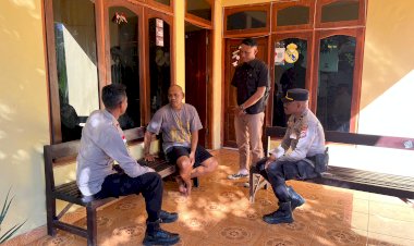 Kasidokkes-dan-Kasihumas-Polresta-Kupang-Kota-Kunjungi-Anggota-yang-Sakit,-Wujud-Kepedulian-Institusi-terhadap-Kesehatan-Personel.