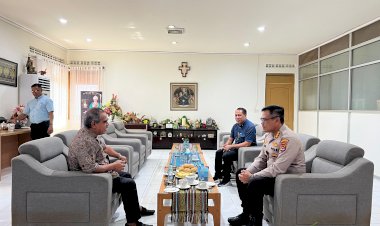 Kapolresta-Kupang-Kota-Temui-Uskup-Agung-Kupang,-Tegaskan-Komitmen-Pelayanan-dan-Pengamanan.