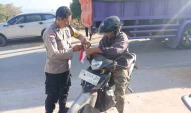Sambut-HUT-ke-80-RI,-Polsek-Alak-Bagikan-Bendera-Merah-Putih-kepada-Pengendara.