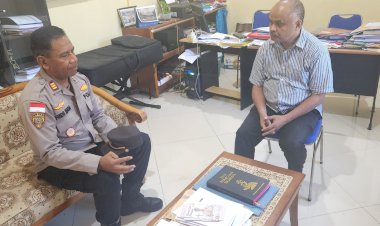 Silaturahmi-Kapolsek-Kota-Raja-dengan-Pastor-Paroki-St.-Yoseph-Naikoten,-Perkuat-Sinergi-Jaga-Keamanan.