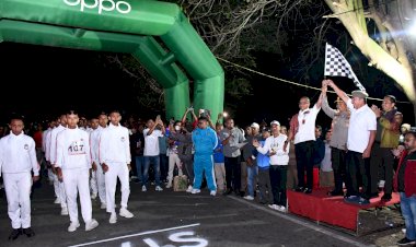 Meriahkan-HUT-RI-ke-80,-Kapolda-NTT-dan-Forkopimda-Belu-Lepas-Peserta-Gerak-Jalan-45-KM-di-Perbatasan-RI-RDTL.