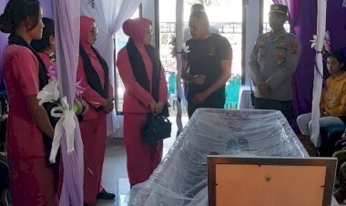 Kapolsek-Maulafa-Melayat-ke-Rumah-Anggota-yang-Berduka:-Bentuk-Empati-dan-Solidaritas.