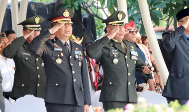 Wakapolresta-Ikuti-Upacara-Penurunan-Bendera-HUT-RI-Tingkat-Kota-Kupang,-Berlangsung-Khidmat-dan-Lancar.