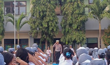 Kasat-Lantas-Polresta-Kupang-Kota-Jadi-Irup,-dan-Sosialisasi-Tertib-Berlalu-Lintas-di-SMKN-1-Kupang.