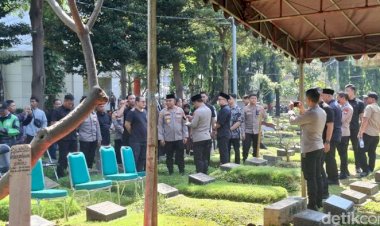 Kapolda-Metro-Hadiri-Pemakaman-Affan-Kurniawan-di-TPU-Karet-Bivak