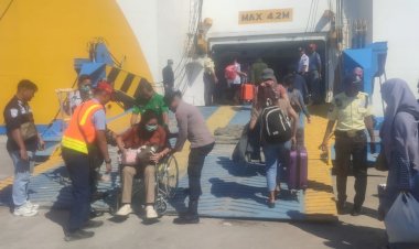 Polsubsektor-Pelabuhan-Tenau-Amankan-Embarkasi-847-Penumpang-K.M.-Dharma-Kartika-V