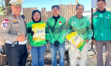 Satlantas-Polresta-Kupang-Kota-Berikan-Bantuan-Beras-kepada-Tukang-Ojek-Pangkalan-dan-Ojek-Online