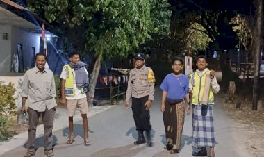 Sinergi-Polri-dan-Masyarakat,-Bhabinkamtibmas-Naikolan-Patroli-Malam-Perkuat-Rasa-Aman-Warga.