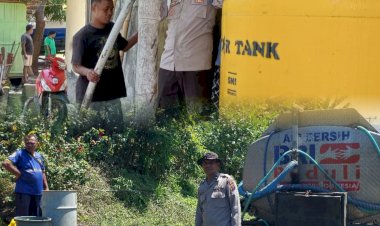 Polres-Nagekeo-Polda-NTT-Salurkan-Bantuan-Beras-untuk-Warga-Terdampak-Banjir-Bandang-di-Mauponggo