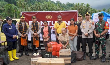Bantuan-Kemanusiaan-Polri-Tiba-di-Mauponggo,-Disambut-Antusias-Warga-dan-Bupati.