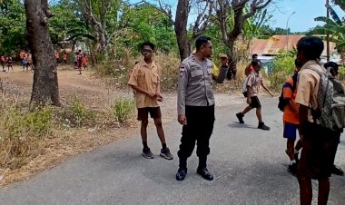 Respon-Cepat-Laporan-Warga,-Bhabinkamtibmas-Naikolan-Bubarkan-Perkelahian-Antar-Pelajar-SMP.