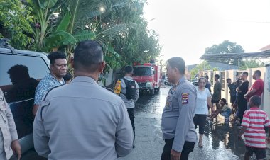 Polsek-Kota-Lama,-Polresta-Kupang-Kota-Datangi-Kebakaran-Rumah-di-Oesapa-Barat.