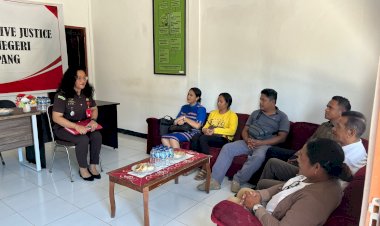 Mewakili-Kapolsek-Maulafa,-Kanit-Reskrim-Hadiri-Mediasi-Restorative-Justice-Kasus-Penganiayaan-di-Kejari-Kota-Kupang.