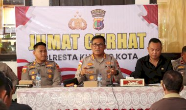 Polresta-Kupang-Kota-Gelar-Jumat-Curhat-di-Oesapa-Barat,-Warga-Sampaikan-Aspirasi-Soal-Keamanan-Lingkungan.