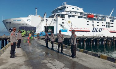 Polsubsektor-Pelabuhan-Tenau-Amankan-Debarkasi-Penumpang-K.M.-Dharma-Rucitra-VIII