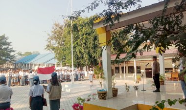 Kapolsek-Maulafa-Pimpin-Upacara-Bendera-di-SMA-Negeri-7-Kupang,-Ajak-Siswa-Berprestasi-dan-Jadi-Pelopor-Kamtibmas.