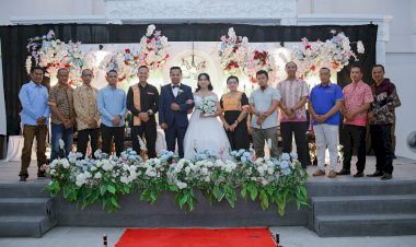 Wujud-Kebersamaan,-Kapolsek-Maulafa-Hadiri-Pernikahan-Anggota:-Perayaan-Tertib,-Role-Model-untuk-Acara-Pesta-Masyarakat.