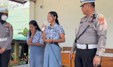 Kasat-Lantas-Polresta-Kupang-Kota-Sosialisasikan-Tertib-Berlalu-Lintas-di-SMAN-7-Kota-Kupang