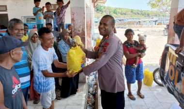 Polresta-Kupang-Kota-Lakukan-Sosialisasi-People-Smuggling-bagi-Porter-dan-di-Perkampungan-Nelayan,-Serta-Bagi-Sembako.