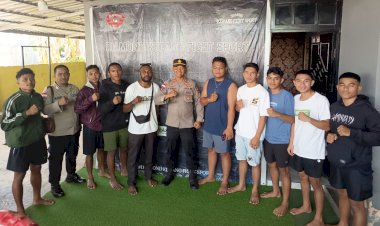 Kapolsek-Maulafa-dan-Bhabinkamtibmas-Sikumana-Patroli-Dialogis-ke-Sasana-Tinju-Diamond-Kupang-Fight-Sport,-Ajak-Pemuda-Isi-Waktu-dengan-Kegiatan-Positif.
