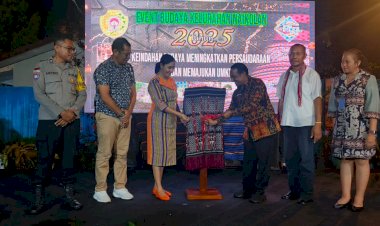 Kapolsek-Maulafa-dan-Bhabinkamtibmas-Naikolan-Hadiri-Event-Budaya-Kelurahan-Naikolan-2025,-Wujud-Dukungan-Pelestarian-Seni-dan-Kearifan-Lokal.