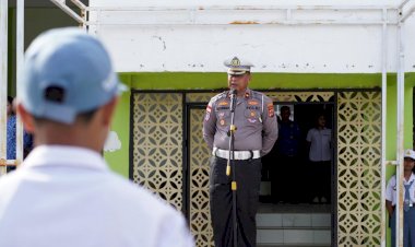 Satlantas-Polresta-Kupang-Kota-Ajak-Pelajar-SMKN-2-Kota-Kupang-Tertib-Berlalu-Lintas-Lewat-Sosialisasi-Kamsel