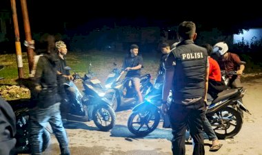 Polsek-Maulafa-Gelar-Patroli-Malam,-Beri-Teguran-Anak-Bermain-Petasan-dan-Bubarkan-Pemuda-Konsumsi-Miras.