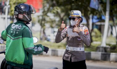 Satlantas-Polresta-Kupang-Kota-Apresiasi-Ojol-Tertib-Lalu-Lintas-pada-Operasi-Zebra-Turangga-2025