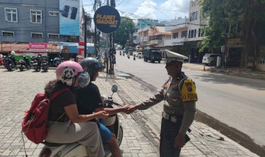 Personel-Posyan-Terpadu-Zebra-Kuanino,-Beri-Teguran-Humanis-kepada-Pengendara-Tanpa-Helm.
