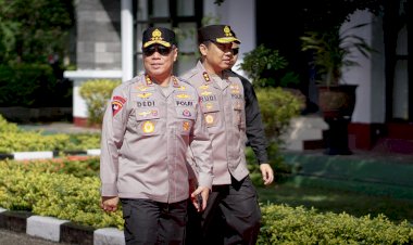 Wakapolri-Komjen-Pol.-Dr.-Dedi-Prasetyo-Tiba-di-Kupang,-Disambut-Hangat-Kapolda-NTT