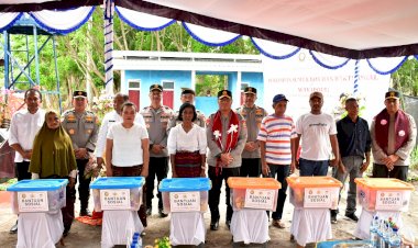 Wakapolri-Bersama-Perwakilan-Akpol-’90-Dhira-Brata-Resmikan-Sumur-Bor-dan-Serahkan-Bantuan-untuk-2.983-Warga-Pengungsi-Lewotobi-di-Huntara-II-Konga