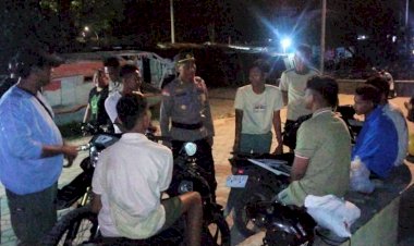 Kapolsek-Alak-Pimpin-Patroli-Malam,-Bubarkan-Kerumunan-Remaja-di-Nunbaun-Sabu.