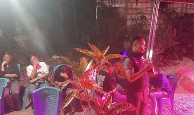 Kapolsek-Maulafa-Pimpin-Patroli-Lampu-Biru,-Bubarkan-Pemuda-Nongkrong-dan-Pesta-Wisuda-Melewati-Batas-Waktu-di-Sejumlah-Titik.