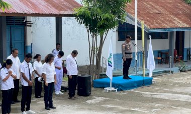 Kapolsek-Kota-Lama-Pimpin-Upacara-di-SMK-Pelayaran,-Tekankan-Pencegahan-Kenakalan-Remaja-dan-Tertib-Berlalu-Lintas.