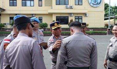 Wakapolresta-Kupang-Kota-bersama-Propam-Gelar-Penertiban-dan-Pemeriksaan-Sikap-Tampang-Usai-Apel-Pagi
