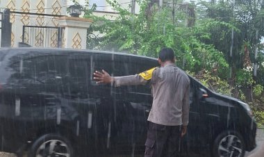 Respons-Cepat-Bhabinkamtibmas-Penfui-Bersama-Basarnas-dan-BPBD-Kota-Kupang,-Atasi-Pohon-Tumbang-yang-Sebabkan-Kemacetan-di-Jalan-Taebenu-Penfui.