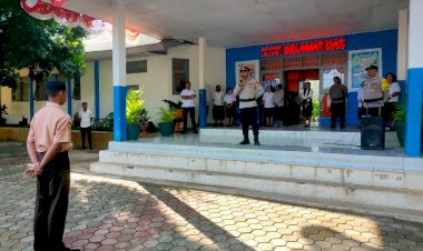 Polsek-Maulafa-Gelar-“Police-Goes-To-School”-di-SMA-Negeri-6-Kota-Kupang,-IPDA-Yunus-Labba-Tekankan-Disiplin,-Etika,-dan-Bahaya-Kenakalan-Remaja.