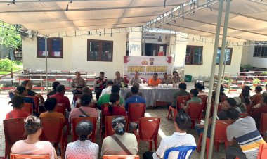 Dekatkan-Diri-dengan-Warga,-Polresta-Kupang-Kota-Gelar-Jumat-Curhat-di-Manulai-II.