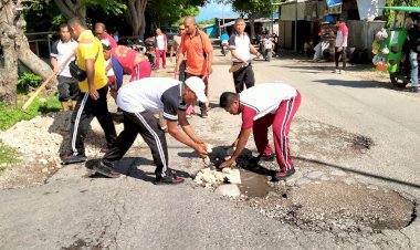 Polsek-Alak,-Polresta-Kupang-Kota-Kembali-Melaksanakan-Kerja-Bakti-Tahap-II-Perbaikan-Jalan-Rusak-di-Kelurahan-Manutapen-dan-Penkase-Oeleta.