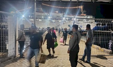 Arus-Mudik-Mulai-Meningkat,-Polsubsektor-Pelabuhan-Tenau-Amankan-Kedatangan-Ribuan-Penumpang-KM-Sirimau-dan-KM-Lambelu.