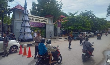 Polresta-Kupang-Kota-Amankan-Ibadah-Minggu-Jelang-Natal,-Pastikan-Lalin-dan-Situasi-Kamtibmas-Kondusif.